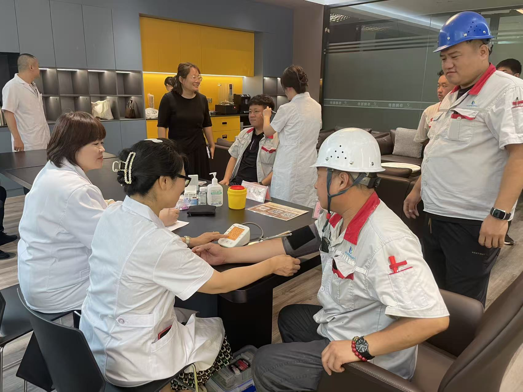 臨汾市中醫(yī)院走進(jìn)華翔集團(tuán)開展“主題黨日”為民辦實(shí)事義診活動(dòng)?筑牢職工健康防線